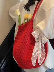 Sac de plage rouge au crochet fait main avec nœud en dentelle blanche et tulipes