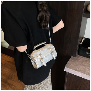 Détail du sac argenté métallisé avec nœud porté sur une jupe léopard élégante et tendance