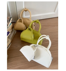Vue détaillée des sacs à main minimalistes en cuir demi-lune en kaki, vert et blanc pur