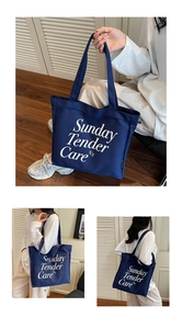 Detalle del bolso tote de lona azul marino con estampado Sunday Tender Care y gran espacio