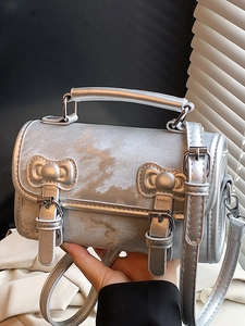 Sac à main argenté métallisé à texture marbrée avec nœuds et poignée supérieure