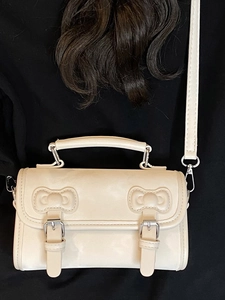 Sac à main vintage crème en similicuir avec boucles à nœuds et détails argentés