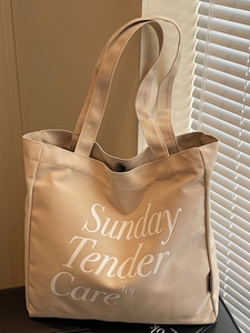 Bolso tote minimalista de lona beige con estampado de letras y cierre magnético