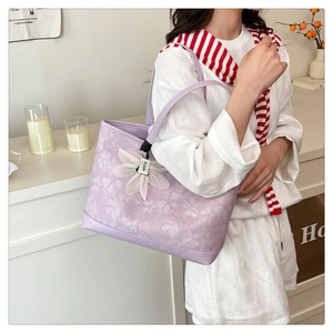 Detail of lavender floral jacquard tote bag with flower pendant and metal FUOR buckle