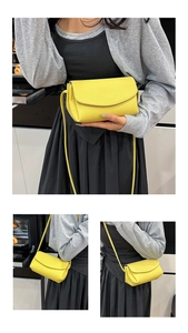 Détails du cuir grainé jaune vif sur un mini sac à bandoulière en forme d'enveloppe