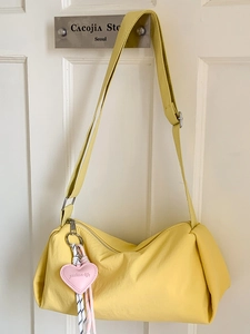 Sac bandoulière en nylon jaune citron avec pendentif coeur et large sangle réglable