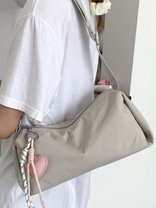 Sac polochon minimaliste en toile colorée avec large bandoulière et pendentif