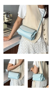 Détail du sac à bandoulière en cuir bleu clair avec texture de grain de litchi