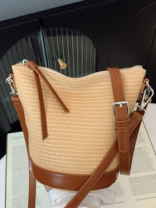 Sac seau tissé tendance en paille avec base en cuir marron et bandoulière réglable