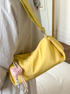 Sac polochon en toile jaune bonbon avec pendentif cœur pour femme, style décontracté