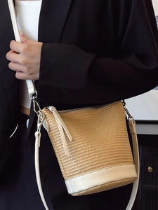 Sac seau tissé en paille avec bordure en cuir blanc et longue bandoulière réglable