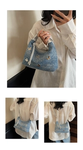 Detail der hellblauen Jeanshandtasche mit silbernen Schmetterlingen und modischem Y2K-Design
