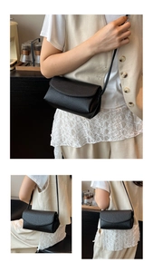 Détail de la texture cuir noir grainé sur un sac à bandoulière minimaliste pour femme