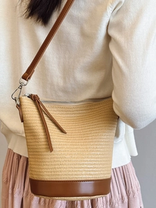 Sac seau tissé beige à la mode avec lanières en cuir marron pour un look d'été chic