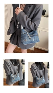 Blaue Denim Hobo-Bag mit silbernen Schmetterlings-Patches und Metallic-Trägern
