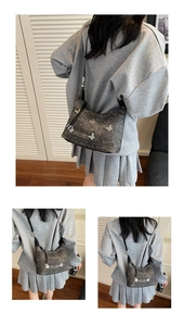Makroansicht der Pailletten-Denim-Tasche mit silbernen Schmetterlingen und Riemen