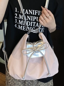 Rosafarbene Organza-Tasche mit silberner Metallschleife und Umhängeriemen für Damen