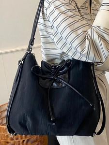 Minimalistische schwarze Plissee-Tasche mit Schleife und verstellbarem Leder-Schultergurt