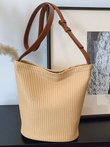Minimalistische beige gewebte Beuteltasche mit braunem Lederriemen für den Sommer