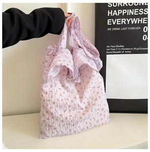 Détail du sac plissé à fleurs lilas avec tissu durable et garniture à volants élégante