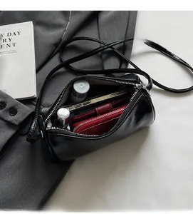 Innenansicht der geräumigen schwarzen Zylindertasche mit Platz für Handy und Portemonnaie