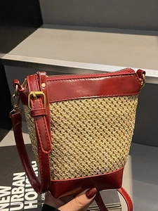 Women Summer Straw Woven Bucket Bag Vintage Patchwork Leather Shoulder Bag Casual Beach Crossbody Bag With Zipper Top Handle