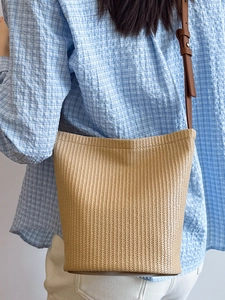 Sommerliche Stroh-Eimertasche mit braunem Lederriemen für elegantes Crossbody- oder Schultertragen