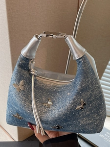Schicke blaue Jeans-Umhängetasche mit 3D-Silber-Schmetterling und Metallic-Griff