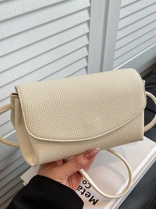 Petit sac bandoulière chic blanc crème en similicuir grainé pour l'été 2025