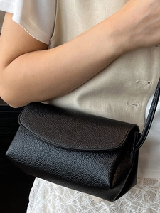 Sac bandoulière moderne en cuir grainé noir avec design minimaliste pour femme