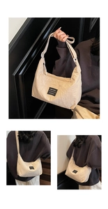 Vista macro della borsa hobo beige con trama in nylon stropicciato ed etichetta tessuta