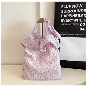 Détail d'un sac en seersucker à fleurs violet clair avec des volants et un design doux
