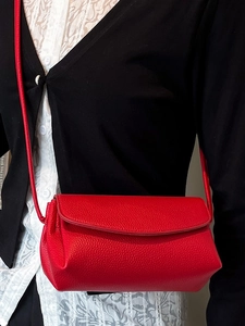 Sac à bandoulière élégant en cuir rouge à texture litchi avec rabat au style minimaliste