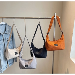 Borse a tracolla minimaliste in nylon nei colori beige, grigio, nero e arancione