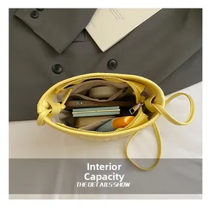Macro-opname van de gele bucket bag interieur met ruime vakken voor alle dagelijkse benodigdheden