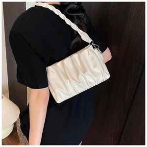 Gros plan détaillé du sac à bandoulière blanc plissé avec une bandoulière tissée