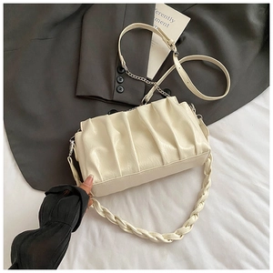 Détail du sac bandoulière plissé blanc crème avec poignée tressée et bandoulière