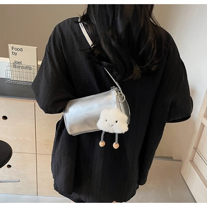 Silberne metallische Zylindertasche mit einem niedlichen weißen Plüschwolkenanhänger