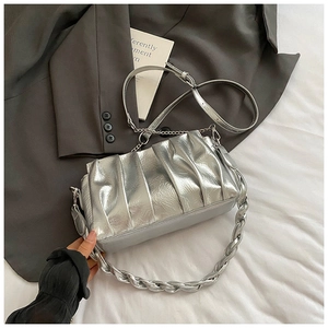 Détail du sac à bandoulière plissé argenté avec texture métallique et grosse chaîne