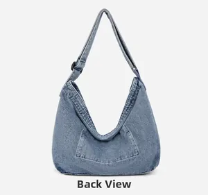 Vue arrière détaillée d'un sac bandoulière en denim bleu rétro avec sangle réglable