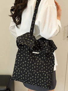 Sac fourre-tout noir plissé à motif floral jaune avec détails à volants sur l'épaule