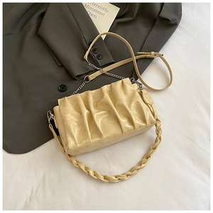 Détail du sac à bandoulière plissé jaune crème avec similicuir et bandoulière chaîne