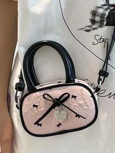 Petit sac à main rose plissé avec nœud noir, breloque cœur et bandoulière réglable