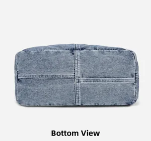 Détail du fond avec coutures en croix renforcées sur le sac en jean bleu clair
