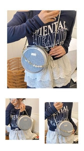 Détail du sac bandoulière rond avec cadre argenté, broderie et chaîne de perles