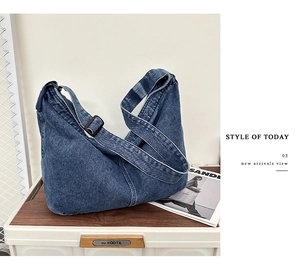 Detailansicht des dunkelblauen gewaschenen Denim-Stoffs und des verstellbaren Riemens der Tasche