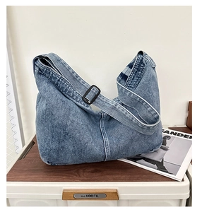 Detail der vintage gewaschenen blauen Denim-Umhängetasche mit schwarzer Metallschnalle