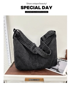Detailansicht der schwarzen Denim-Umhängetasche mit verstellbarem Gurt und Metallschnalle