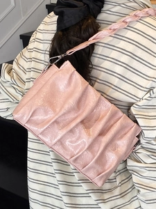 Sac à bandoulière en similicuir rose plissé avec design ruched et chaîne en métal argent
