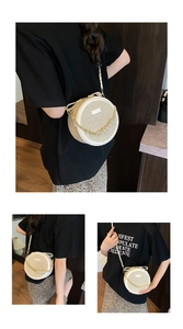 Détail du sac à bandoulière rond tissé avec chaîne de perles et détails dorés